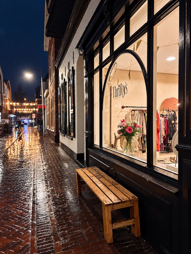 De verlichte etalage van Thrifty&rsquo;s in de avond