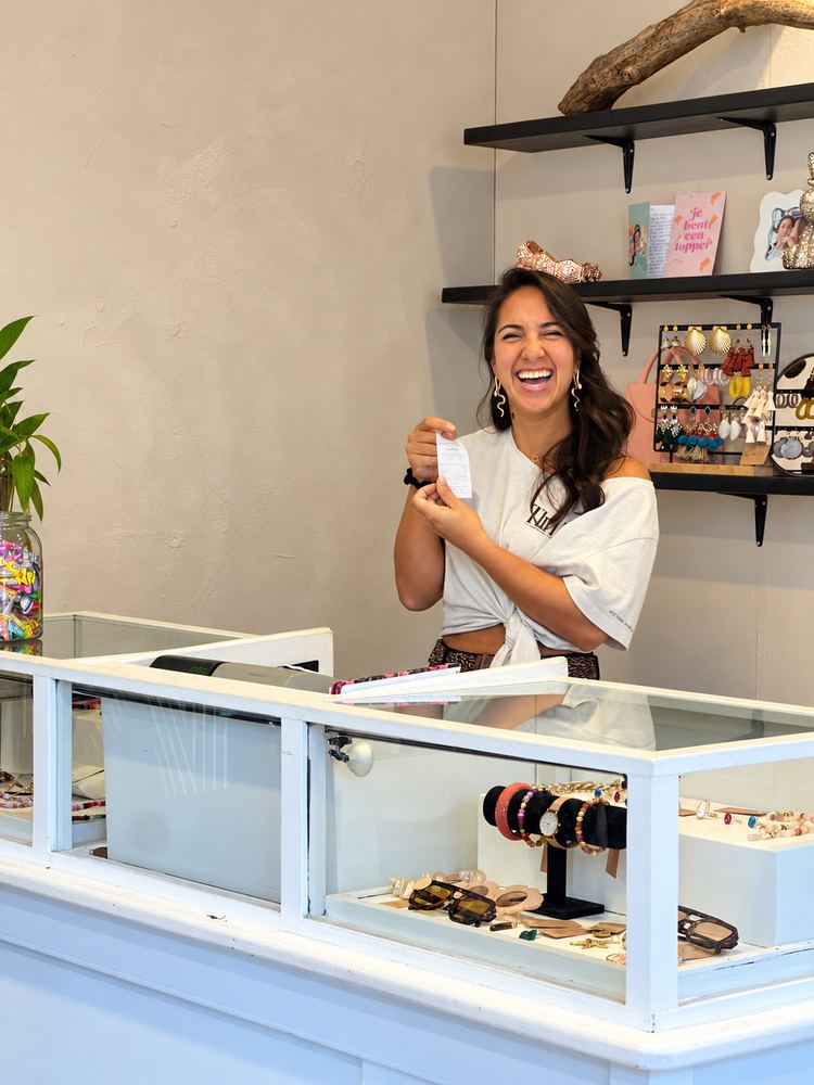 Achter de toonbank, met sieraden en accessoires uitgestald