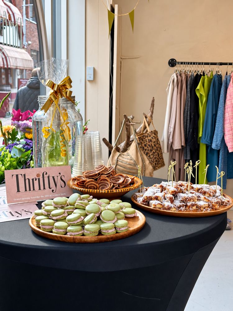 Statafel met macarons en een bordje van Thrifty&rsquo;s