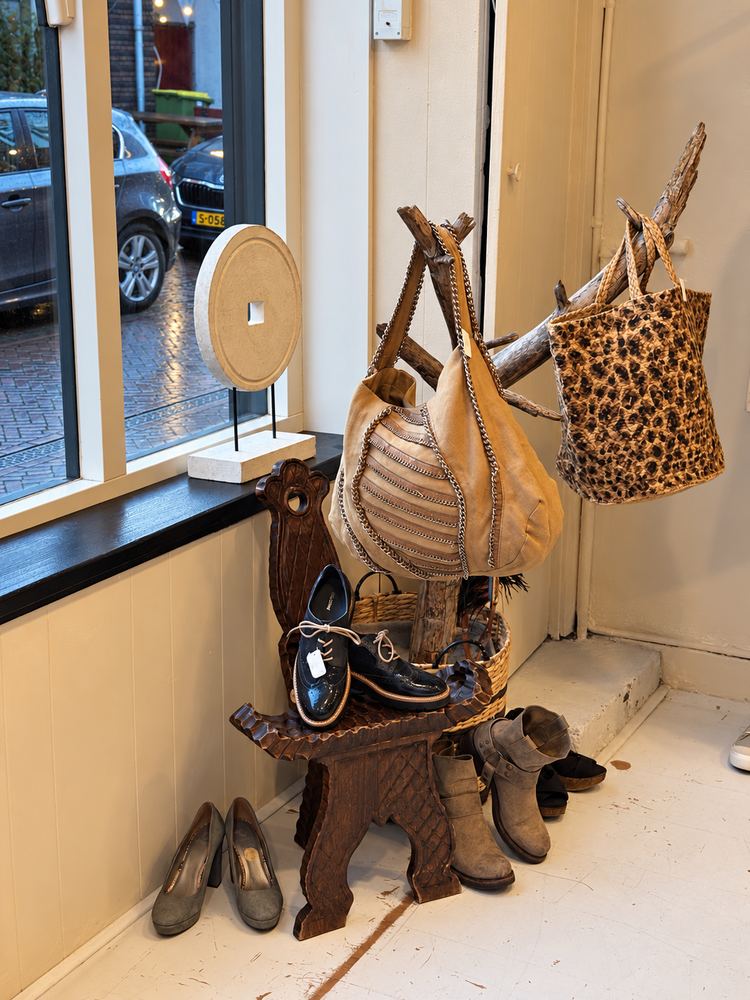 Tassen bij het raam met schoenen eronder