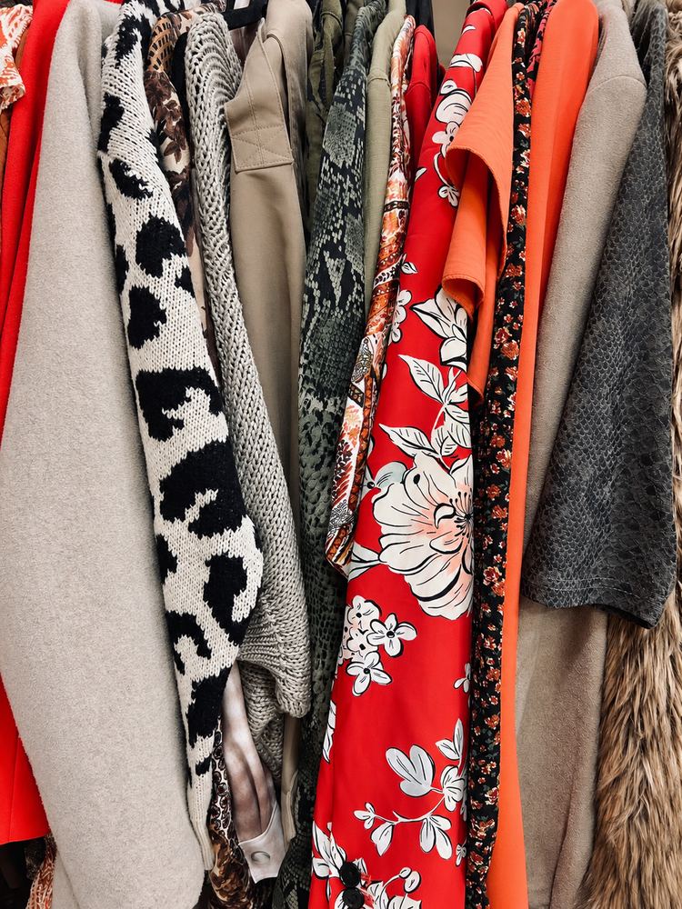 Kleding aan het rek van dichtbij, met prints en kleuren