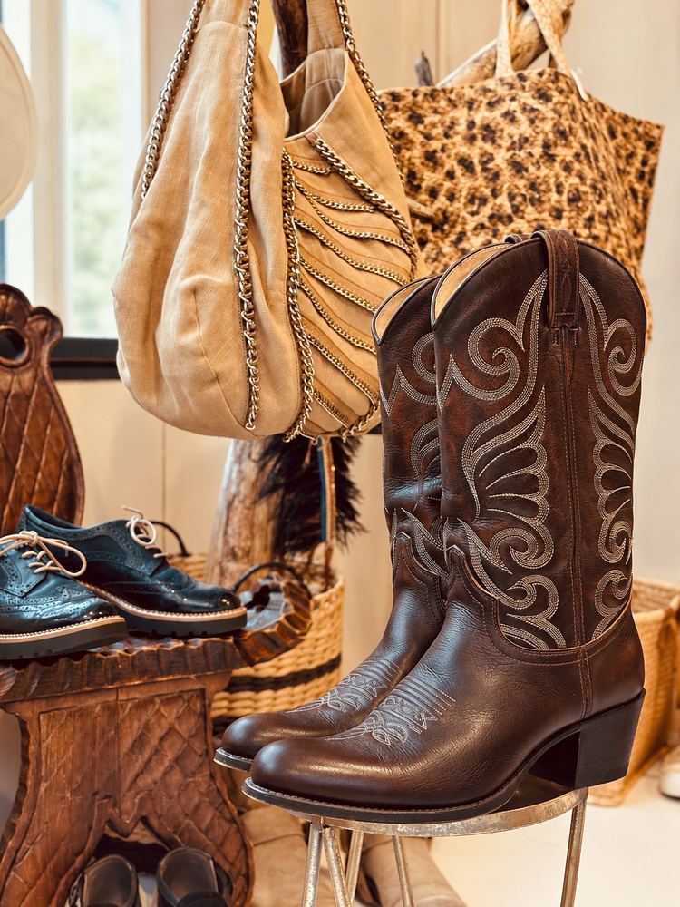 Cowboylaarzen in de winkel