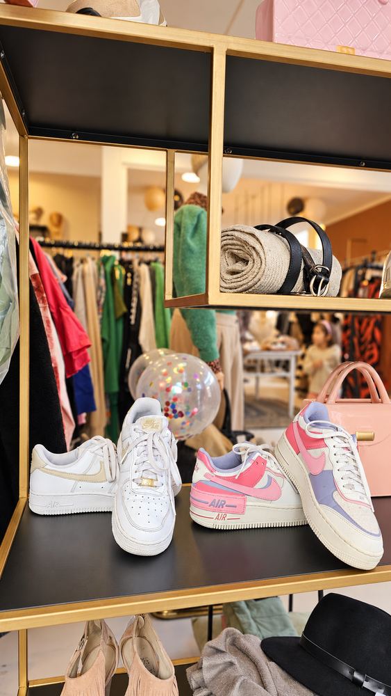 Sneakers op een plank